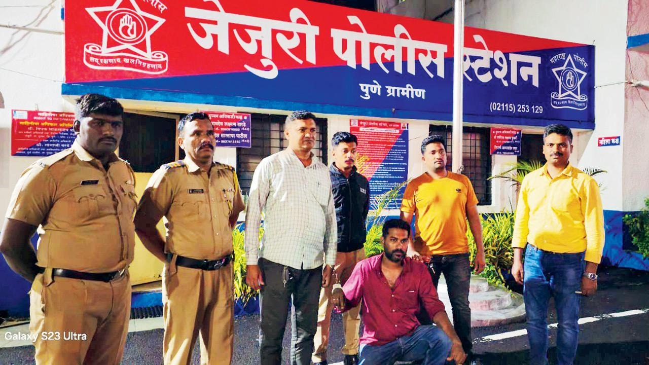 The accused, Sameer Kamble, and the Nagpada police. Source from Mid-day.