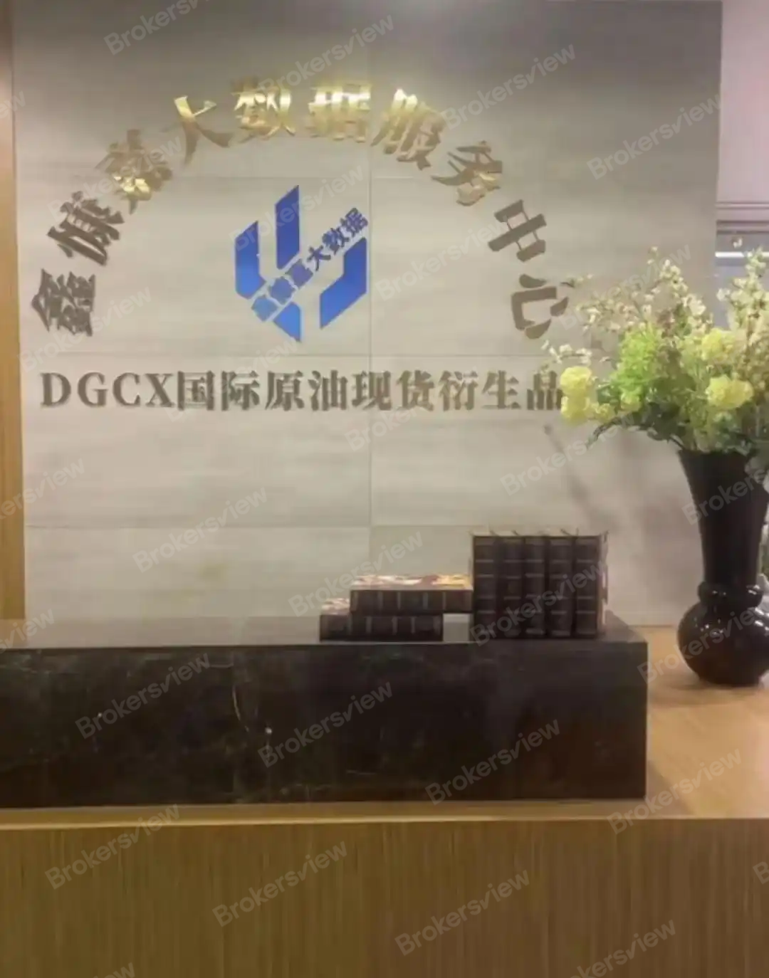 新康佳租了一间办公室，以增加可信度。